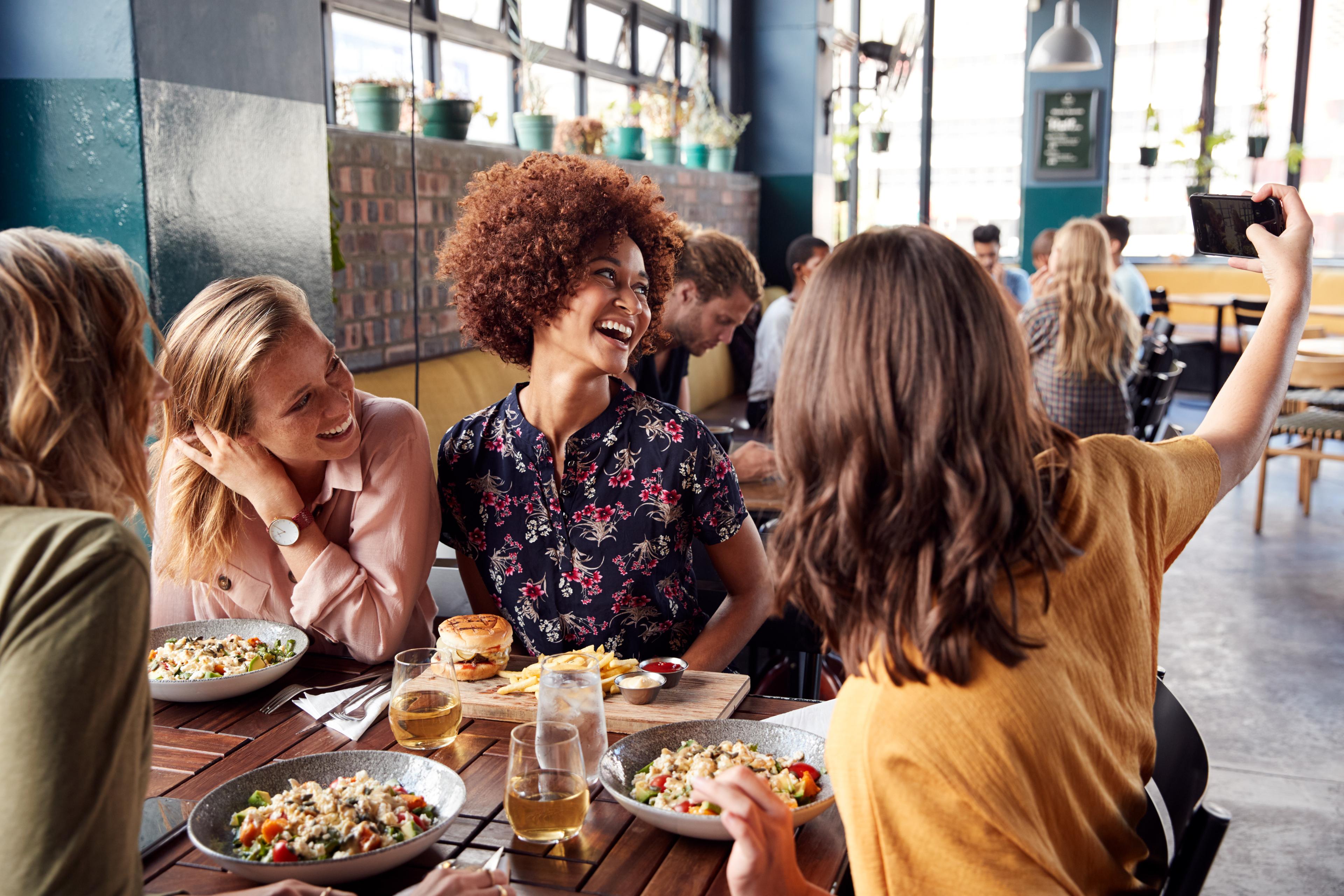 Amigos conectados em volta de uma mesa